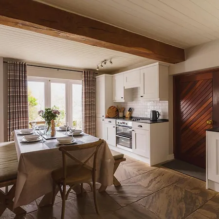 Half Way House, Clappersgate, Sleeps 8 בית נופש