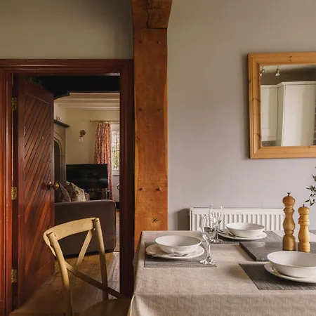 Half Way House, Clappersgate, Sleeps 8