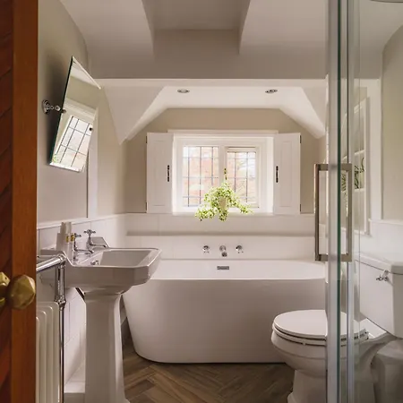 Half Way House, Clappersgate, Sleeps 8 * אמבלסייד