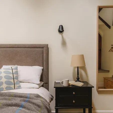 Half Way House, Clappersgate, Sleeps 8 בית נופש אמבלסייד