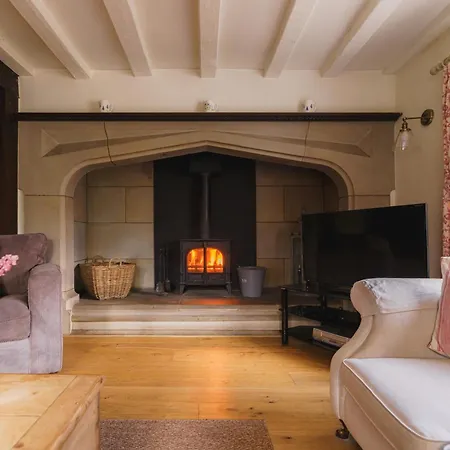 Half Way House, Clappersgate, Sleeps 8 *