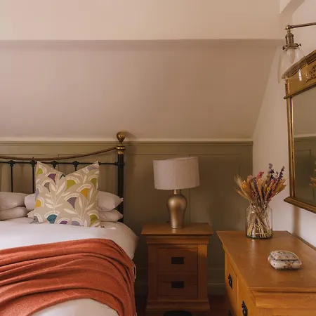 Half Way House, Clappersgate, Sleeps 8