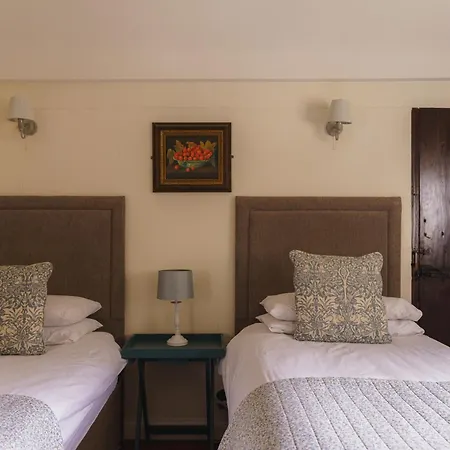 Half Way House, Clappersgate, Sleeps 8 *