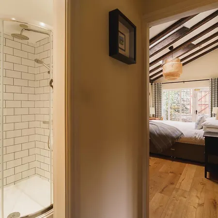 Half Way House, Clappersgate, Sleeps 8 * אמבלסייד