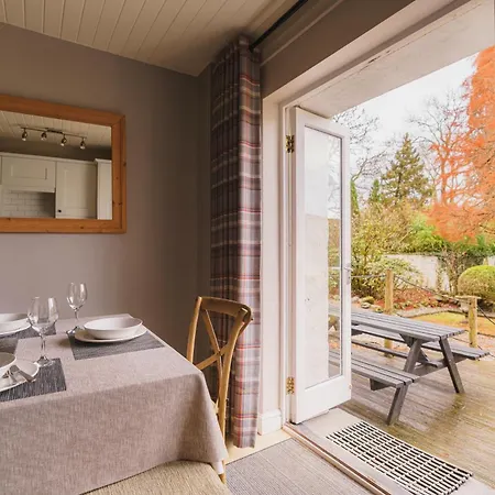 Half Way House, Clappersgate, Sleeps 8 בית נופש