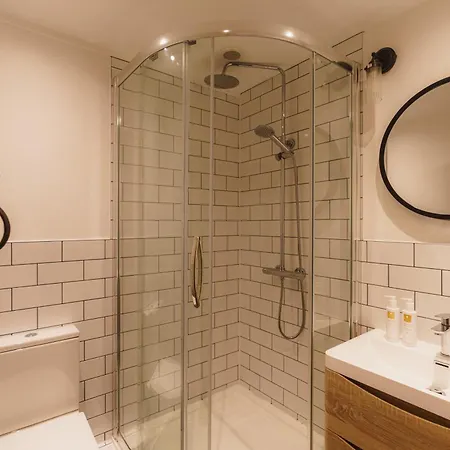 Half Way House, Clappersgate, Sleeps 8 בית נופש *