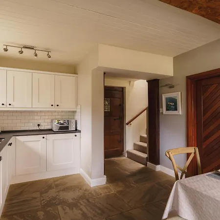 Half Way House, Clappersgate, Sleeps 8 בית נופש אמבלסייד