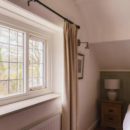 Half Way House, Clappersgate, Sleeps 8 *