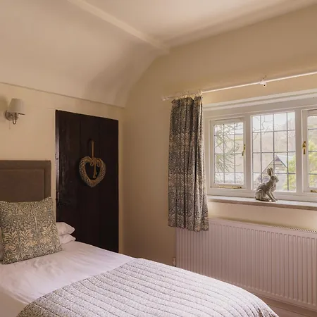 Half Way House, Clappersgate, Sleeps 8 אמבלסייד