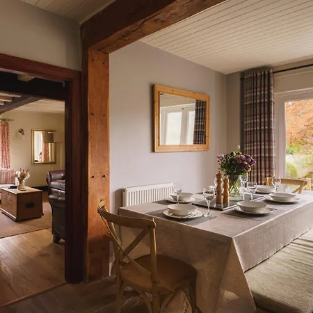 Half Way House, Clappersgate, Sleeps 8 בית נופש