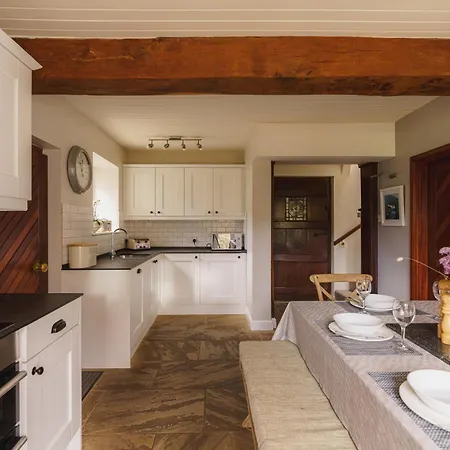 Half Way House, Clappersgate, Sleeps 8 בית נופש *