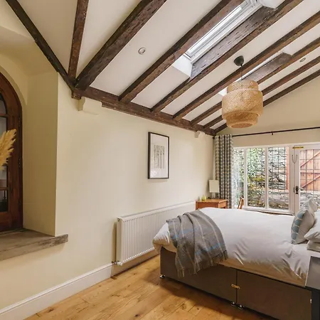 Half Way House, Clappersgate, Sleeps 8 *