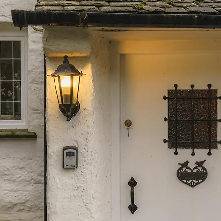 Half Way House, Clappersgate, Sleeps 8 * אמבלסייד